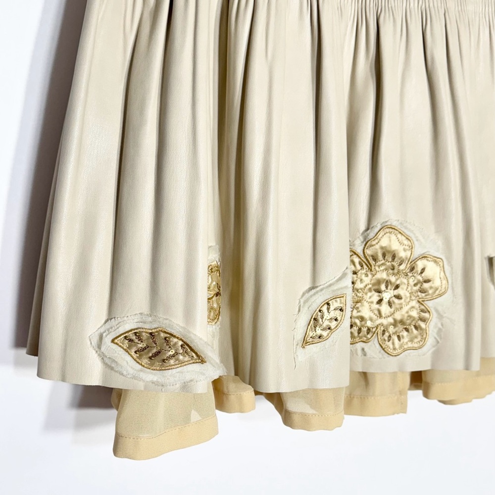 7 For All Mankind Beige Faux Leather Floral Appliqué Smocked Mini Skater Skirt M - Picture 7 of 9